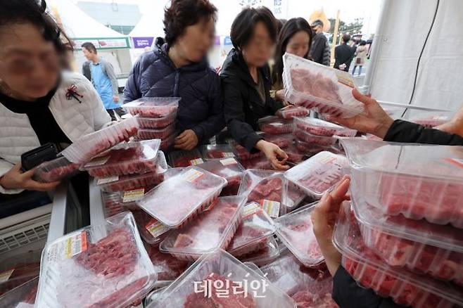 1일 오전 서울 서초구 하나로마트 양재점에서 열린 한우 행사를 찾은 시민들이 한우를 고르고 있다. ⓒ뉴시스