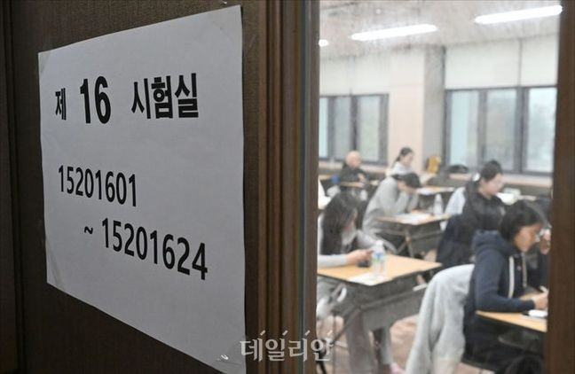 2024학년도 대학수학능력시험일인 16일 서울 중구 이화여자외국어고등학교에서 수험생이 시험 시작을 기다리고 있다. ⓒ사진공동취재단