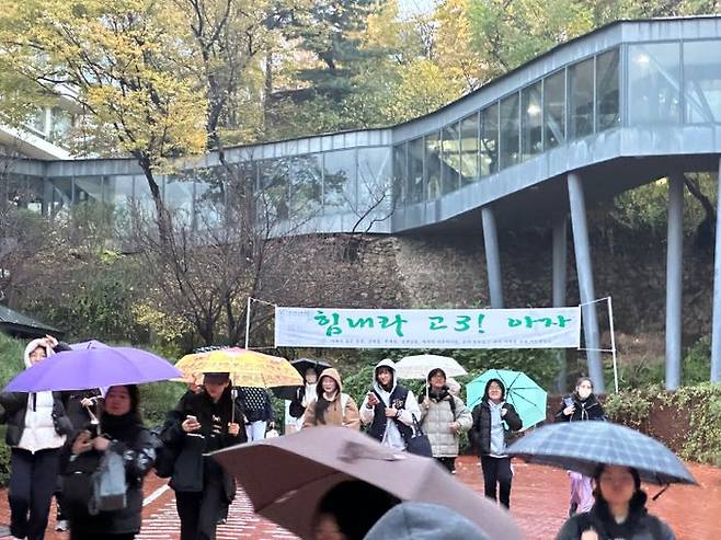 17일 수능 시험을 마친 학생들이 홀가분한 표정으로 시험장을 삼삼오오 빠져나오고 있다.ⓒ데일리안 김하나 기자