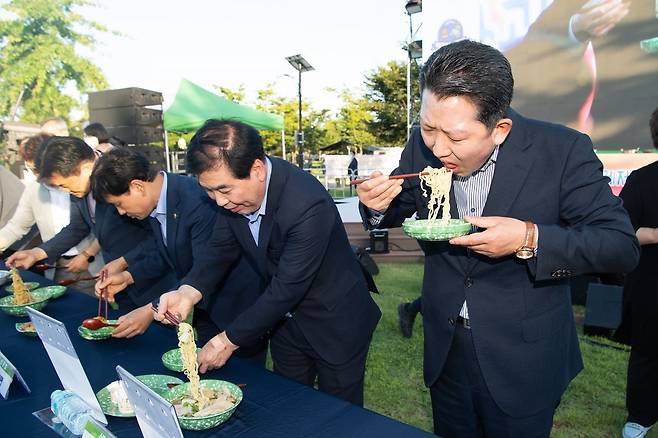 지난해 8월 27일 경북 구미시 양호동 낙동강체육공원에서 열린 제1회 구미라면 축제에서 김장호 구미시장(오른쪽)을 비롯한 참석자들이 라면을 시식하고 있다. 구미시 제공