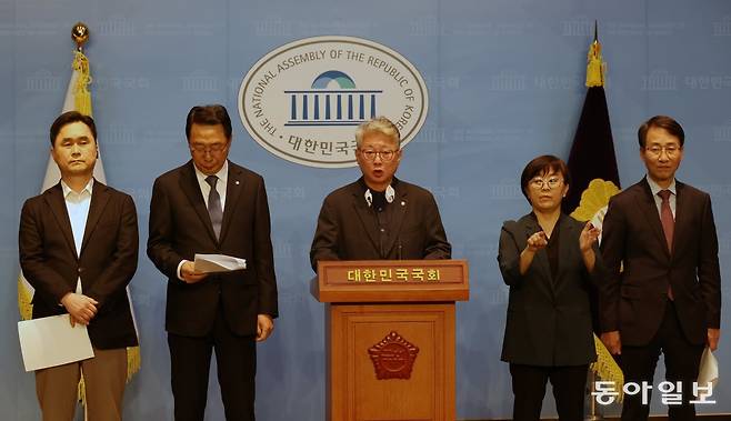 16일 서울 여의도 국회 소통관에서 더불어민주당 조응천 의원이 ‘원칙과 상식’ 창립 기자회견을 열고 있다. 김재명 기자 base@donga.com