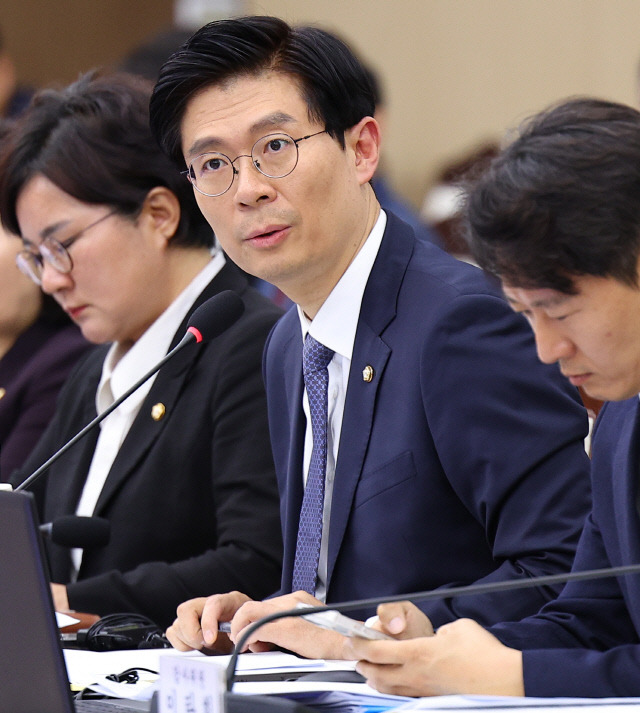 지난달 16일 서울 용산구 국방부에서 열린 국회 법제사법위원회의 국정감사에서 조정훈 시대전환 의원이 질의하고 있다. 연합뉴스