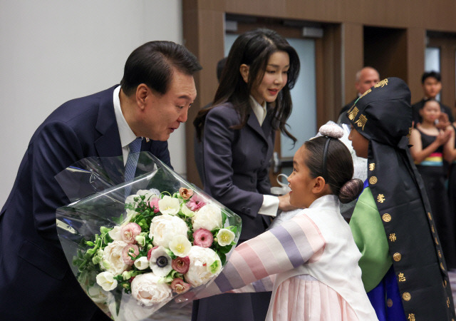 아시아태평양경제협력체(APEC) 정상회의 참석차 미국을 방문한 윤석열 대통령과 부인 김건희 여사가 15일(현지시간) 샌프란시스코 시내 한 호텔에서 열린 동포 오찬 간담회에서 화동으로부터 꽃다발을 받고 있다. 연합뉴스