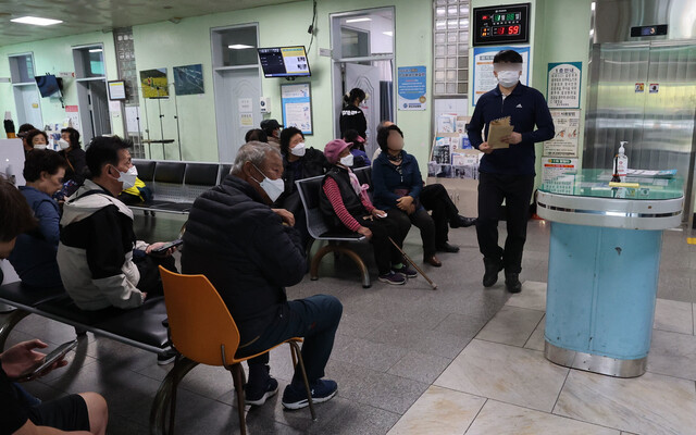 6일 전남 완도군 완도읍 대성병원 1층 접수 창구 앞이 오후 진료를 기다리는 환자들로 북적이는 모습. 백소아 기자 thanks@hani.co.kr