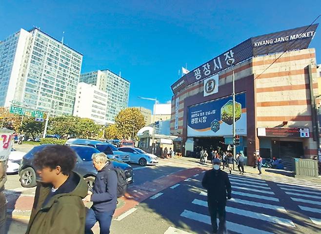 종로구 예지동은 서울시민이 많이 알고 있는 광장시장이 있는 곳으로 이곳은 조선시대 한양의 3대 시장 중 하나인 배오개시장이 있었다. 이곳 상인들에게 예절과 지혜가 필요함을 일깨워주도록 ‘예지동’이라 이름 지어졌다.