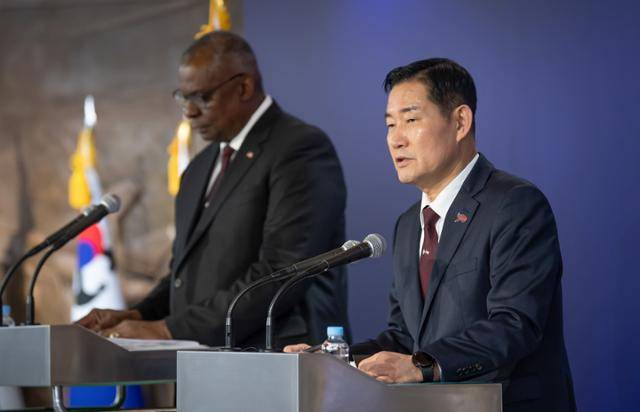 신원식(오른쪽) 국방부 장관과 로이드 오스틴 미국 국방장관이 13일 서울 용산구 국방부 청사에서 열린 제55차 한미안보협의회의(SCM)를 마친 뒤 공동기자회견을 하고 있다. 국방부 제공