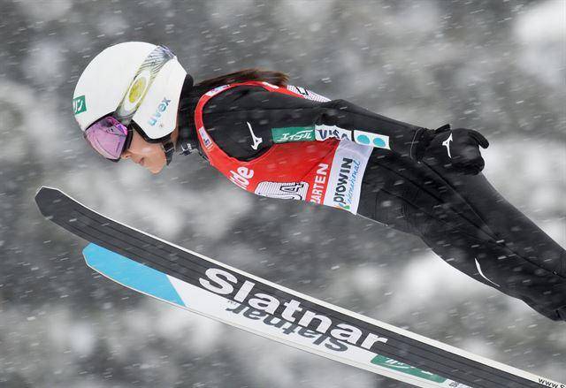 일본 스키점프의 간판 선수인 다카나시 사라의 경기 모습. 그는 스키점프 월드컵에서 금메달 64개나 따 남녀 통산 역대 최다 금메달 보유자이다. 힌터자르텐=EPA 연합뉴스