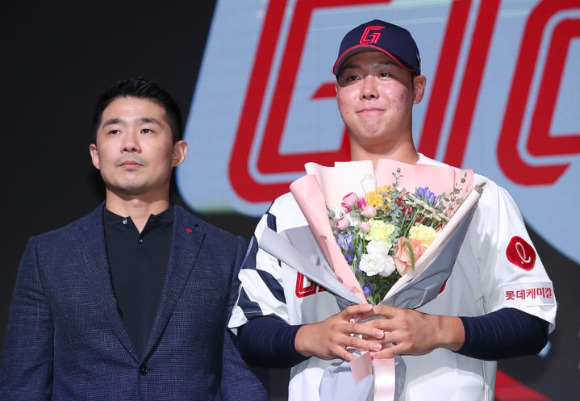 지난 9월 14일 열린 2024 KBO 신인 드래프트에서 롯데 자이언츠에 1라운드 3순위로 뽑힌 '투타 겸업' 경북고 전미르(오른쪽)가 성민규 당시 구단 단장과 함께 포즈를 취하고 있다. [사진=뉴시스]