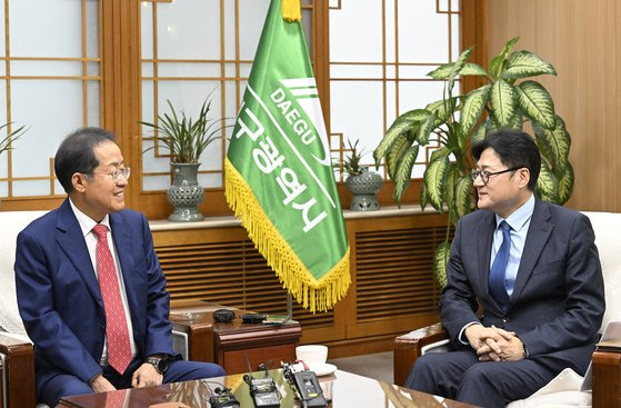 홍익표 더불어민주당 원내대표(오른쪽)가 16일 오후 대구시청 산격청사를 찾아 홍준표 대구시장과 면담하고 있다. 뉴스1