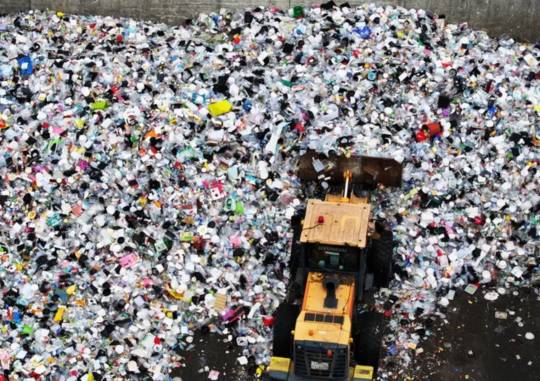 한 자원순환센터에 가득 쌓여있는 플라스틱. 연합뉴스