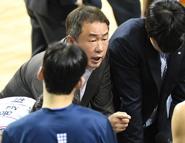 프로농구(KBL) 부산 KCC이지스의 전창진 감독이 지난 14일 원주종합체육관에서 열린 2023-2024 정관장 프로농구 원주 DB전에서 작전을 지시하고 있다.  KCC이지스 제공