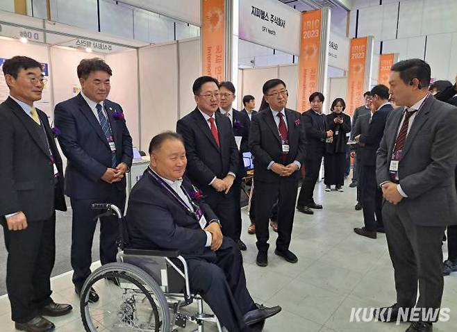 (왼쪽부터) 이상민 국회의원(휠체어), 이장우 대전시장, 박한오 한국연구산업협회 회장이 개회에 앞서 전시 부스를 찾아 기업 소개를 듣고 있다. 사진=명정삼 기자.