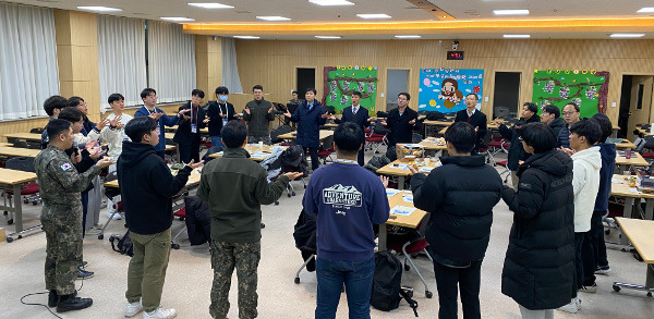 입대예비학교 참가자들이 지난달 26일 충남 계룡대 본부교회에서 군종 목사들과 함께 서로 축복하는 시간을 갖고 있다.