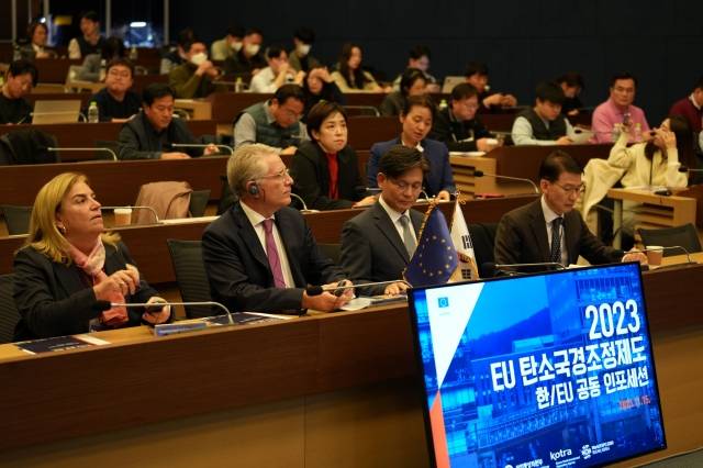 15일 서울 중구 대한상공회의소에서 열린 'EU 탄소국경조정제도(CBAM) 인포세션(설명회)'에 게라시모스 토마스(사진 왼쪽 두번째)  EU 집행위원회 조세총국장 등 참석자들이 발표를 듣고 있다. 코트라 제공