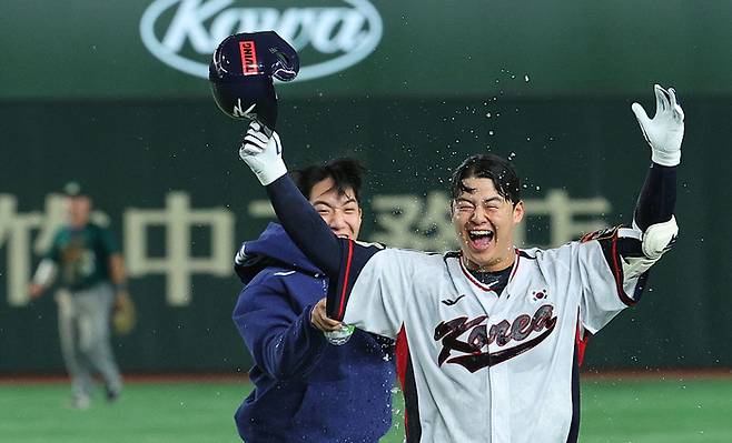 한국 야구대표팀 노시환이 16일 일본 도쿄돔에서 열린 아시안프로야구챔피언십(APBC) 예선 1차전 호주전에서 끝내기 안타를 친 뒤 환호하고 있다. 연합뉴스