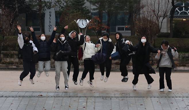2024학년도 대학수학능력시험이 치러진 16일 오후 서울 종로구 덕성여자고등학교 고사장에서 시험을 마친 수험생들이 교문을 나서며 기뻐하고 있다. 이충우 기자