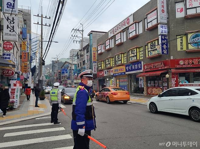 16일 오전 7시쯤 서울 강서구 명덕고등학교 인근. 경찰이 교통을 정리하고 있다./사진=천현정 기자