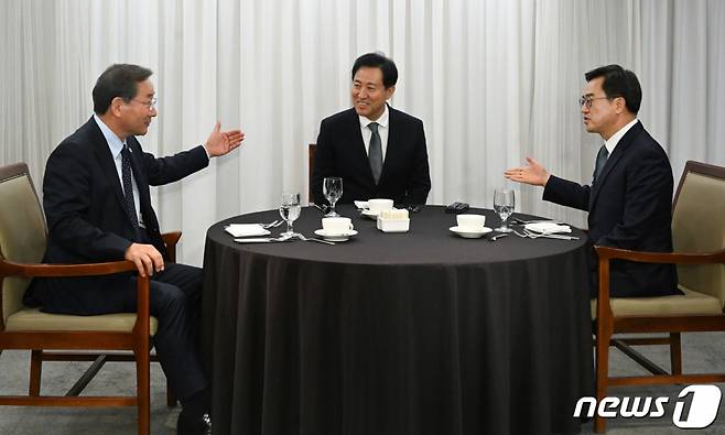 유정복 인천시장(왼쪽부터), 오세훈 서울시장, 김동연 경기도지사가 16일 오후 서울 중구 프레스센터에서 3자 회동을 하고 있다 /사진=뉴스1