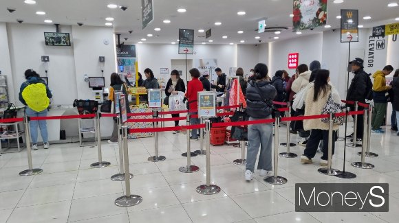 다이소 서울 명동역점에서 쇼핑을 마친 소비자들이 계산대 줄을 서고 있다. /사진=문희인 기자