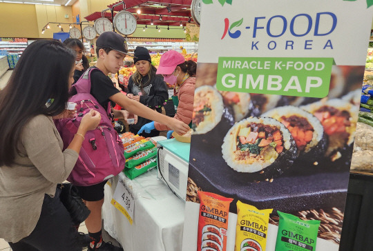 aT 미국 대형유통매장에서 K-냉동김밥 홍보 판촉전이 열리고 있는 모습(aT 제공)