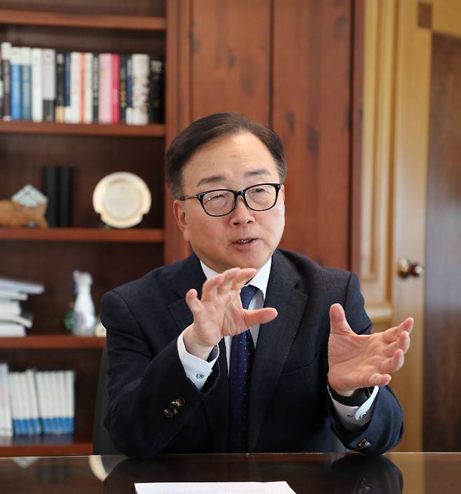 이동근 한국경영자총협회 상근부회장은 헤럴드경제와 인터뷰에서 “야권의 강행으로 통과된 노란봉투법은 산업현장을 잘 이해하지 못하는 상황에서 발의된 ‘역대급’ 악법”이라고 지적했다.