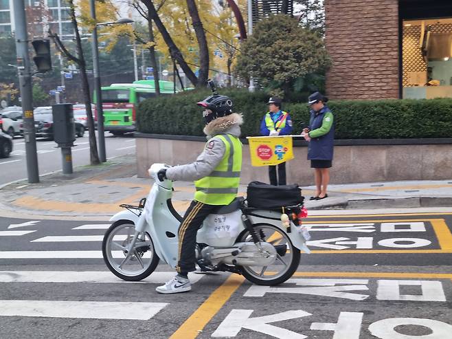 서울 양천구 금옥여자고등학교 일대에서 한 시민이 '수험생 수송차량'이라는 종이를 오토바이에 붙인 채 수험생들을 도우려 이동하는 모습. 김영철 기자