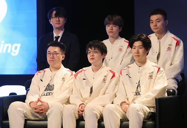 15일 오후 서울 중구 반얀트리호텔에서 열린 2023 리그 오브 레전드(LoL) 월드 챔피언십(롤드컵) 파이널 미디어데이에 웨이보 게이밍의 선수와 감독이 참석해 있다. [연합]