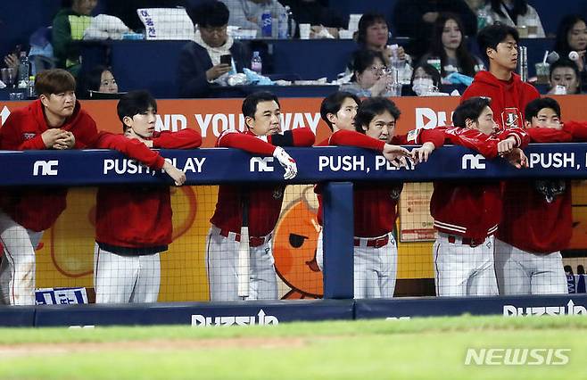 [창원=뉴시스] 최동준 기자 = 25일 오후 경남 창원NC파크에서 열린 2023 KBO 포스트시즌 준플레이오프 SSG 랜더스 대 NC 다이노스의 3차전 경기, 7회초 SSG 최정, 김강민 등 선수들이 경기를 지켜보고 있다. 2023.10.25. photocdj@newsis.com