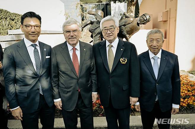 [서울=뉴시스]국제올림픽위원회(IOC)는 15일(한국시간) 스위스 로잔의 올림픽 박물관에서 태권도 동상 제막식을 개최했다. 왼쪽부터 김재열 IOC 위원, 토마스 바흐 IOC 위원장, 조정원 WT 총재, 세르미앙 응 IOC 부위원장. (사진 = 세계태권도연맹 제공)