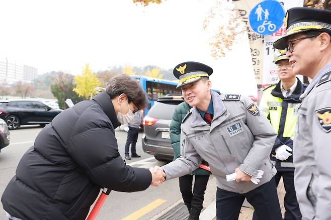 대구경찰청의 수능 특별교통관리 현장을 점검하는 김수영 대구경찰청장 *재판매 및 DB 금지