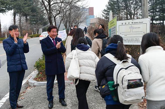 2024학년도 대학수학능력시험일인 16일 오전 김명기 횡성군수가 횡성고등학교와 횡성여자고등학교를 찾아 수험생들의 수능 대박을 기원하고 있다. *재판매 및 DB 금지