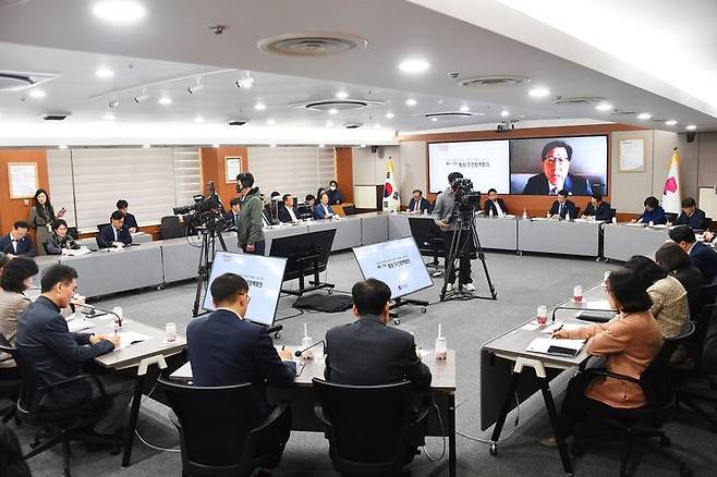 [부산=뉴시스] 박형준 부산시장이 2030부산세계박람회 유치를 앞두고 막바지 해외 출장을 간 가운데, 최초로 국외 출장 '화상 주간정책회의'가 열렸다. (사진=부산시 제공) *재판매 및 DB 금지