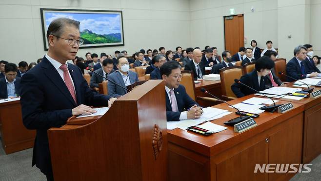 [서울=뉴시스] 고범준 기자 = 이정식 고용노동부 장관이 16일 오후 서울 여의도 국회에서 열린 환경노동위원회 전체회의에서 인사말을 하고 있다. 2023.11.16. bjko@newsis.com