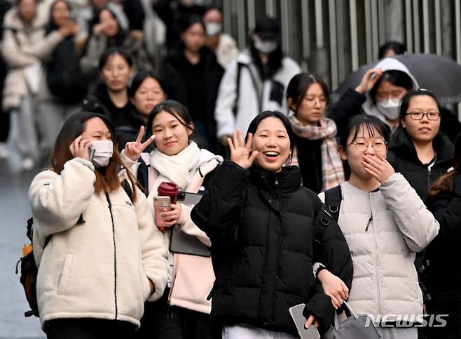 [광주=뉴시스] 김혜인 기자 = 16일 오후 광주 남구 동아여자고등학교에서 2024학년도 대학수학능력시험을 마친 수험생들이 수험장을 나오고 있다. 2023.11.16. hyein0342@newsis.co