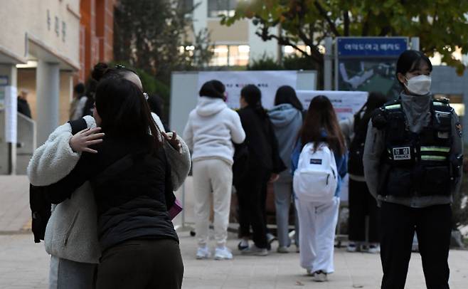 2024학년도 대학수학능력시험일인 16일 오전 서울 영등포구 여의도여고에서 수험생과 학부모가 인사를 나누고 있다. 황진환 기자