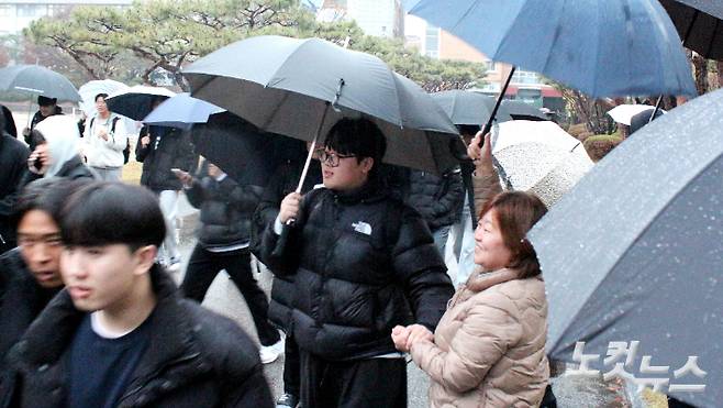 16일 대입수능이 치러진 청주고등학교에서 시험을 마친 수험생들이 시험장을 나오고 있다. 최범규 기자