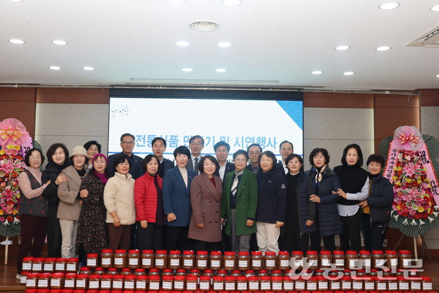 15일 충북 충주농협에 열린 ‘전통식품 만들기 및 시연 행사’에서 탁영애 농가주부모임 충북도연합회 회장(앞줄 왼쪽 여덞번째)과 회원, 조합장 등 관계자들이 기념촬영을 하고 있다.