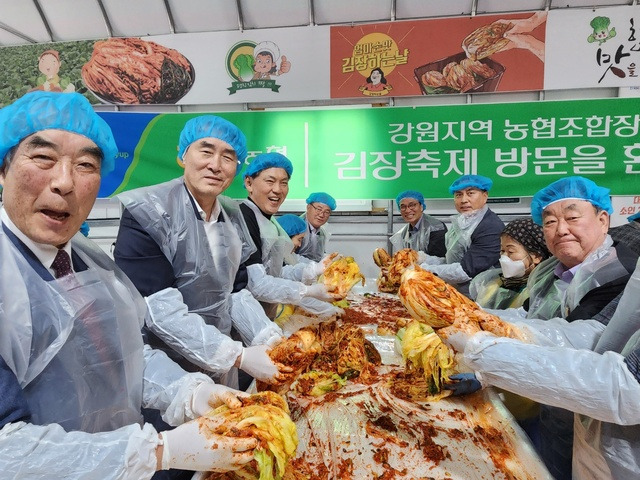 최근 열린 ‘2023 평창고랭지김장축제’에서 이주한 진부농협 조합장(왼쪽 세번째)과 도내 농협 조합장들이 김장김치 담그기 체험 행사에 참여하고 있다.