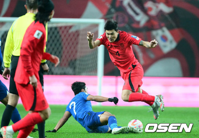 [OSEN=서울월드컵경기장, 조은정 기자] 위르겐 클린스만 감독이 이끄는 대한민국 축구 대표팀과 싱가포르의 2026 북중미 월드컵 아시아 2차 예선 C조 1차전이 16일 서울 마포구 서울월드컵경기장에서 열렸다.전반 한국 김민재가 싱가포르 태클에 걸려 넘어지고 있다. 2023.11.16 /cej@osen.co.kr