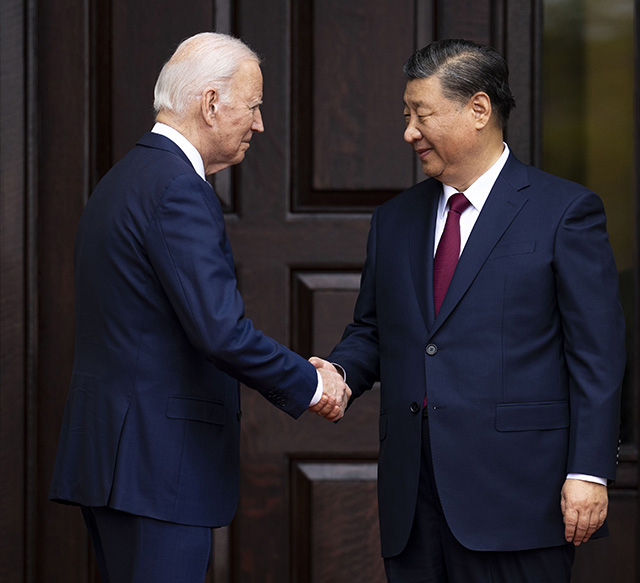 ▲ 15일(현지시각) 조 바이든(왼쪽) 미국 대통령과 시진핑 중국 국가 주석이 캘리포니아주 샌프란시스코 우드사이드 인근 파이롤리 에스테이트에서 APEC 정상회의 계기 양자 정상회담을 가졌다. 회담 전 양 정상이 악수하고 있다. ⓒAP=연합뉴스