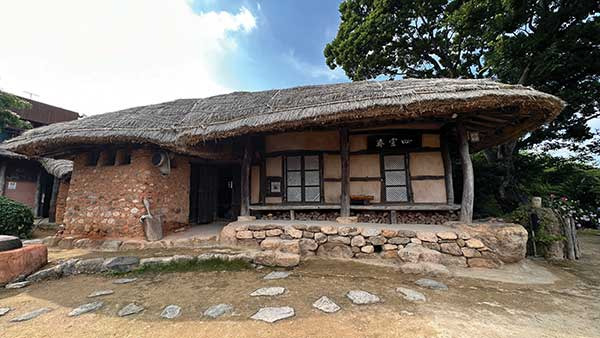 사의재는 다산이 강진 귀양 첫날부터 머물렀던 주막집의 골방으로 교육과 연구에 몰두했던 창조와 희망의 공간이다. 