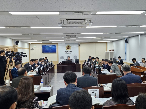 지난 15일 메타버스과학국, 투자유치실, 경제산업국, 교통문화연수원에 대한 행정사무감사 활동을 벌여 5일간의 2023년도 행정사무감사 일정을 마무리한 경북도의회 기획경제위원회(위원장 이춘우). 경북도의회 제공