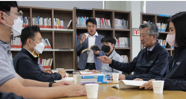 김용현 정석케미칼 대표가 직원들과 함께 책을 읽은 책에 대해 토론하고 있다. 사진출처=정석케미칼 홈페이지
