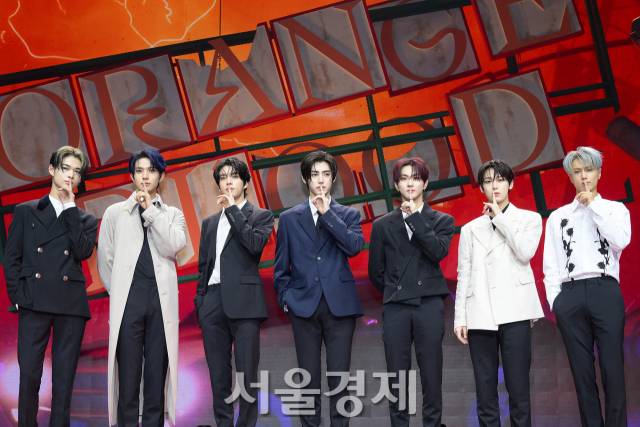 그룹 엔하이픈(ENHYPEN)이 16일 오후 서울 광진구 예스24 라이브홀에서 진행된 미니 5집 ‘오렌지 블러드(ORANGE BLOOD)’ 쇼케이스에서 포즈를 취하고 있다. 김규빈 기자
