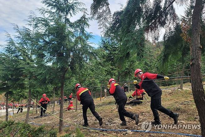 진주 월아산 산불진화 경연대회 (진주=연합뉴스) 10일 경남 진주시 월아산 일대에서 열린 경남 산불전문예방진화대 산불지상진화 경연대회에서 시·군 진화대원들이 산불 진화용수를 신속하게 공급하는 능력을 겨루고 있다. 2023.11.10 [경남도 제공. 재판매 및 DB 금지] seaman@yna.co.kr