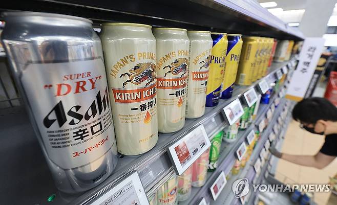 올해 일본 맥주 수입량, 작년보다 238% 급증 (서울=연합뉴스) 한종찬 기자 = 올해 일본 맥주 수입이 급증하면서 일본이 맥주 수입국 1위에 다시 올랐다. 2일 관세청 무역통계에 따르면 올해 1∼8월 일본 맥주 수입량은 3만6천573t(톤)으로 전체 맥주 수입량의 21.9%를 차지하며 1위를 기록했다. 사진은 이날 서울 시내 대형마트에서 일본 맥주 판매대. 2023.10.2 saba@yna.co.kr