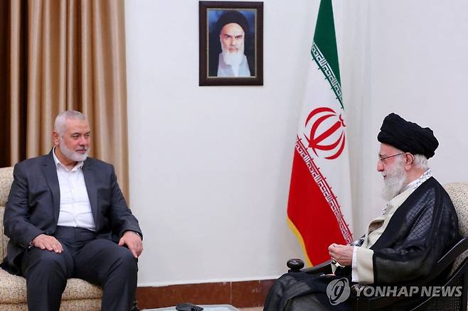하메네이 이란 최고지도자(오른쪽)와 하마스 정치지도자 하니예(왼쪽) 지난 6월 21일(현지시간) 이란 최고지도자 아야톨라 세예드 알리 하메네이가 이란 테헤란에서 하마스 정치지도자 이스마일 하니예를 만난 모습. 2023.11.16
[로이터 연합뉴스 자료사진. 재판매 및 DB 금지]