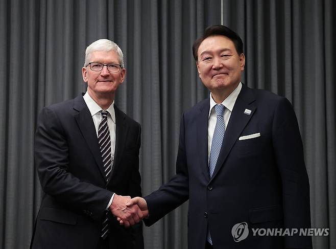 팀 쿡 애플 CEO 접견한 윤석열 대통령 (샌프란시스코=연합뉴스) 임헌정 기자 = 아시아태평양경제협력체(APEC) 정상회의 참석차 미국을 방문한 윤석열 대통령이 15일(현지시간) 샌프란시스코 한 호텔에서 팀 쿡 애플 최고경영자(CEO)를 접견하며 악수하고 있다. 2023.11.16 [공동취재] kane@yna.co.kr