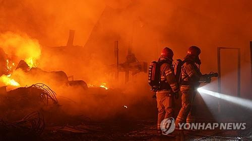 영천 야적장 화재 야간 진화작업 [경북소방본부 제공. 재판매 및 DB 금지]