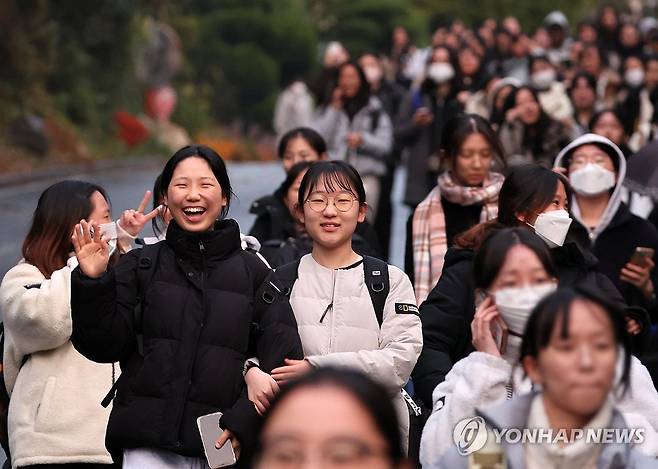 '해방이다' 수능 마친 수험생 (광주=연합뉴스) 조남수 기자 = 2024학년도 대학수학능력시험일인 16일 오후 광주 남구 동아여자고등학교에서 수능을 마친 수험생들이 시험장에서 나오고 있다. 2023.11.16 iso64@yna.co.kr